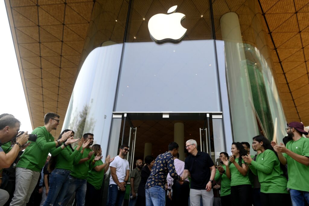 Apple en Mumbai: Tim Cook inaugura la primera tienda oficial en India.