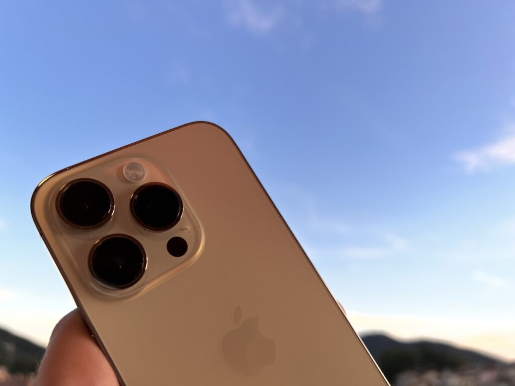 Un iPhone 14 sobrevive a una caida de un avión a mas de 5000 metros de altura.